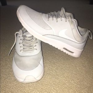 Air Max Theas Nikes size 8